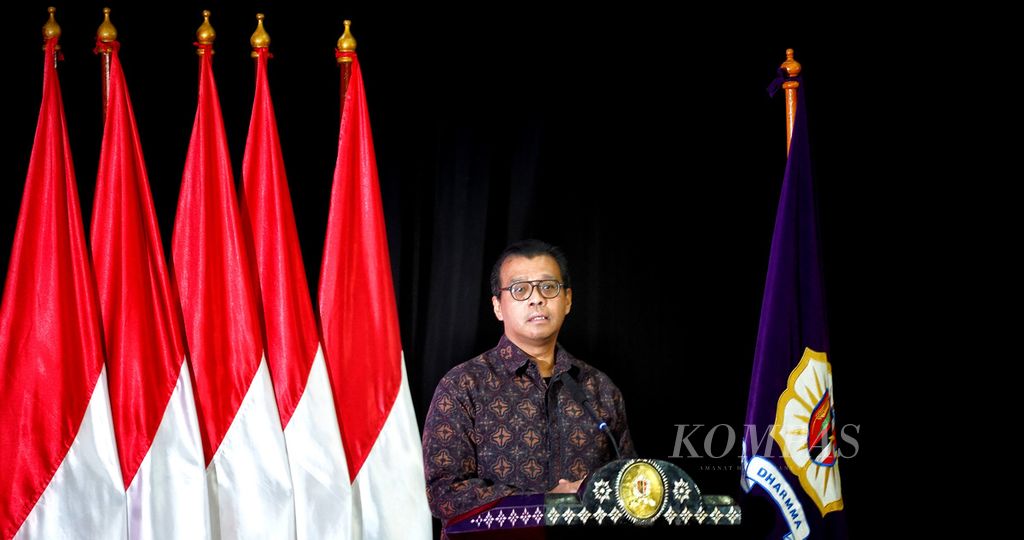 Gubernur Lembaga Ketahanan Nasional (Lemhannas) Andi Widjajanto memberikan sambutan pembukaan dalam acara Peluncuran 58 Judul Buku dalam Rangka Hari Jadi Ke-58 Lemhannas di Ruang Dwiwarna Purwa Gedung Lemhannas, Jakarta, Sabtu (20/5/2023). 