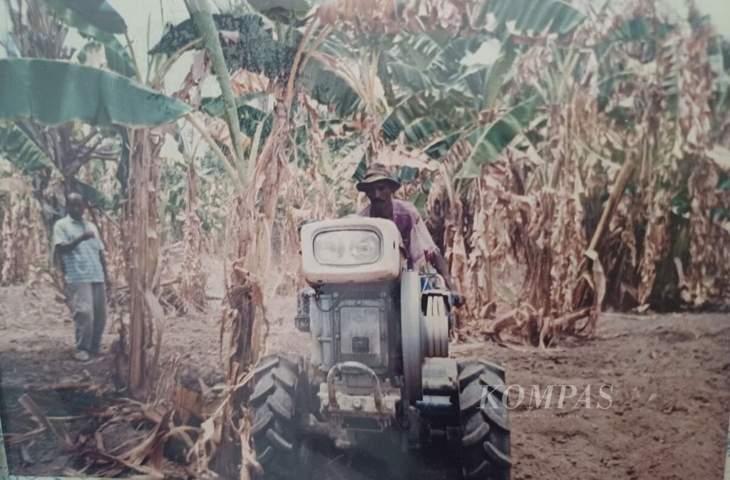 Program ABRI Masuk Desa di Lospalos, Agustus 1998. Seorang anggota TNI sedang membajak lahan milik warga di wilayah itu. Ketika itu banyak anggota TNI berpakaian preman saat bertugas di tengah masyarakat agar tidak mudah dicurigai kelompok prokemerdekaan.