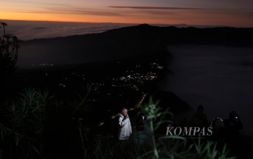 Udara dingin menemani pengunjung saat menunggu matahari terbit di Taman Nasional Bromo Tengger Semeru (TNBTS) di Kabupaten Probolinggo, Jawa Timur, Rabu (30/7/2025). Kompas/Raditya Mahendra Yasa 30-07-2025 