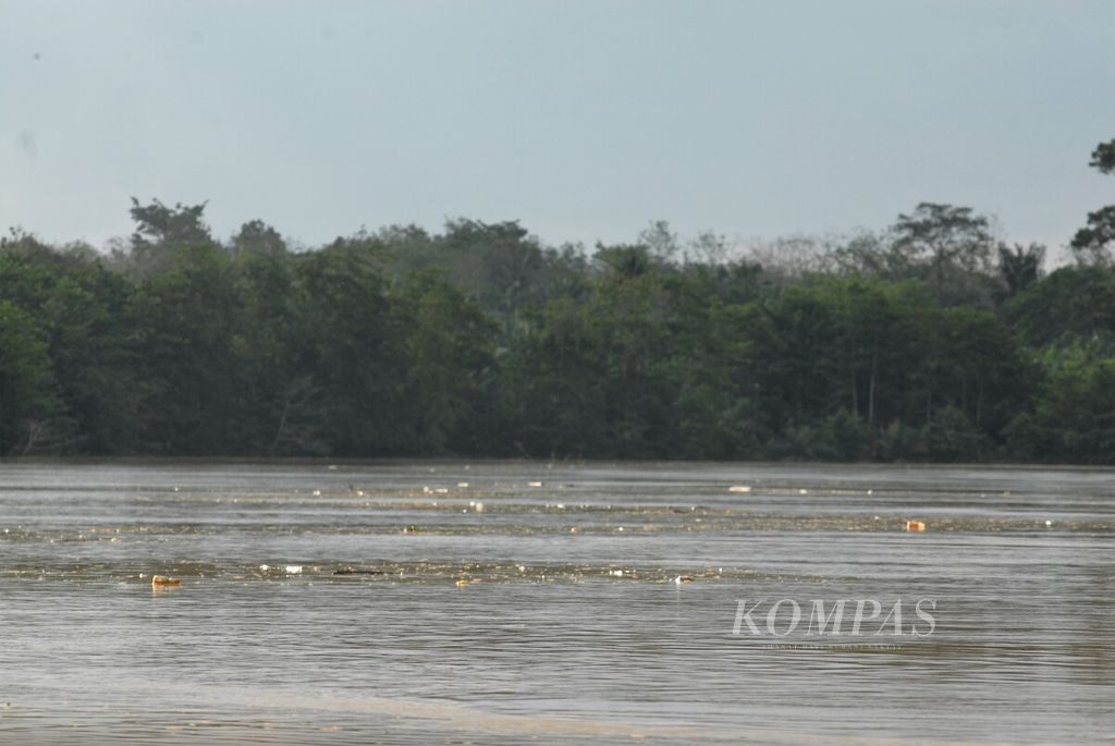 Sampah bertebaran di permukaan Sungai Batanghari, Kamis (17/11/2022). Tim Masih rendahnya kesadaran masyarakat membuang sampah pada tempatnya serta mengolah sampah tepat guna, menyebabkan limpahan sampah bertebaran di perairan.
