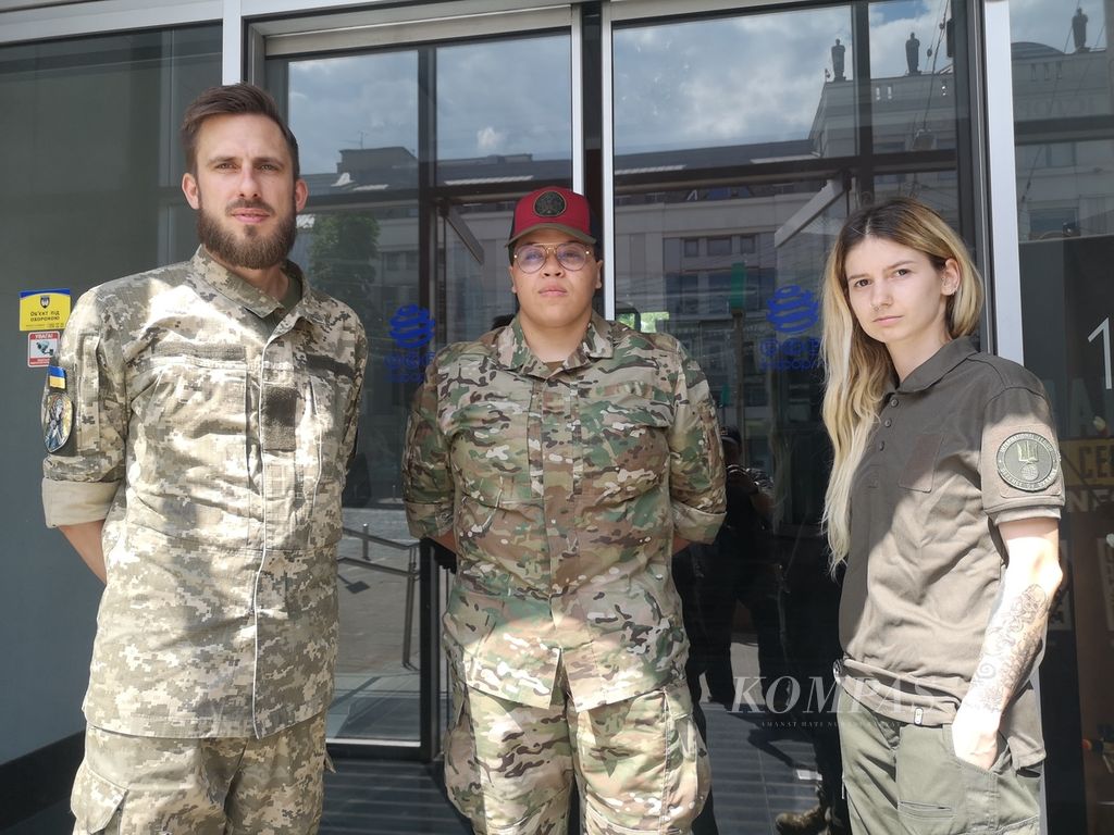 Three foreign legions, Damien McGrou (left), Gelena McGee (center), and M Jay (right), are in Kyiv, Ukraine, Monday (13/6/2022). These foreign legions helped Ukraine in the war against Russia.