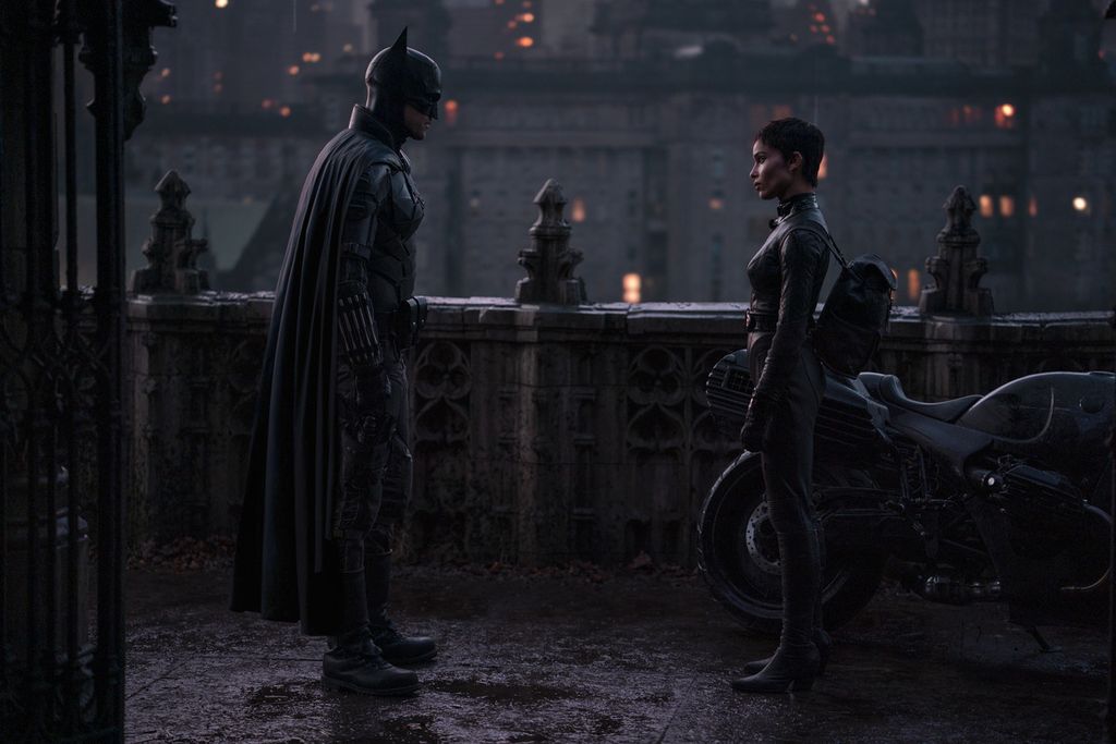 <i>The Batman</i> (2022) garapan sutradara Matt Reeves dengan pemain, antara lain, Robert Pattinson (sebagai Bruce Wayne atau Batman), Zoë Kravitz (Selina Kyle atau Catwoman), Andy Serkis (Alfred), Jeffrey Wright (Letnan James Gordon), dan Paul Dano (The Riddler).