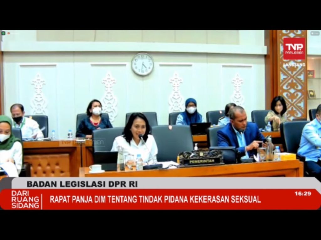 Menteri Pemberdayaan Perempuan dan Perlindungan Anak (PPPA) I Gusti Ayu Bintang Darmawati (tengah barisan depan) bersama Wamenkumham Edward OS Hiariej mengikuti Rapat Panja RUU TPKS di DPR, Senin (28/3/2022).