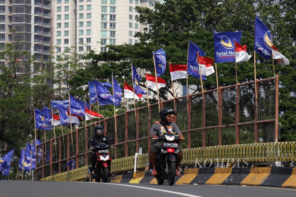 Menjelang pelaksanaan Kongres Partai Nasdem, bendera partai tersebut bertebaran di sejumlah titik di Jakarta, Seperti di jembatan layang atau flyover Ladokgi, Senayan, Jakarta, Minggu (3/11/2019). Kongres Nasdem sendiri akan digelar pada 8-11 November di JI Expo Kemayoran, Jakarta.