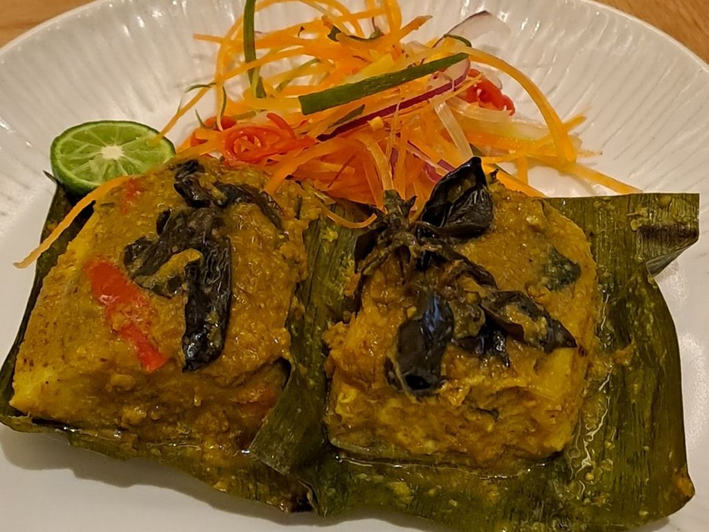 Pepes Ikan, salah satu menu makan malam ala Risjtaffel di Restoran Bel Étage, Hotel St Regis Jakarta.
