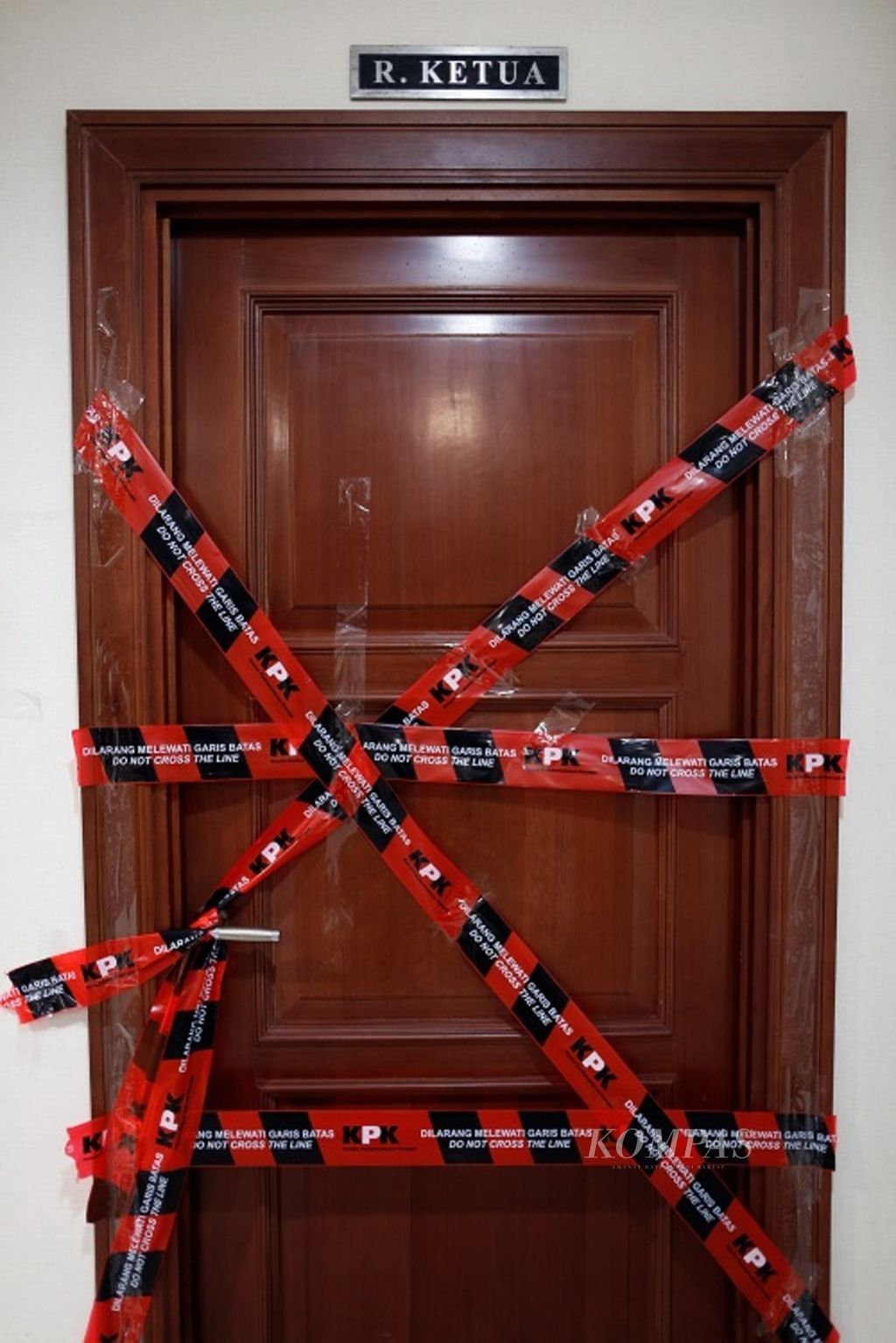 Ruangan Ketua Mahkamah Konstitusi Akil Mochtar disegel KPK di Gedung Mahkamah Konstitusi, Jakarta, Kamis (3/10). Akil ditangkap tangan hari Rabu pukul 22.00 di rumah dinasnya di Kompleks Menteri Widya Chandra, Jakarta Selatan diduga terkait dengan sengketa pemilihan kepala daerah (Pilkada) kabupaten Gunung Mas, Kalimantan Tengah. 