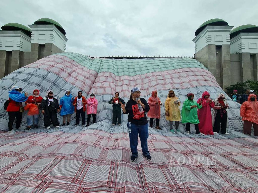 Koordinator Nasional Jala PRT Lita Anggraini (depan) berbicara kepada peserta aksi dari komunitas PRT yang memperjuangkan RUU PPRT, Rabu (15/2/2023), di Jakarta.
