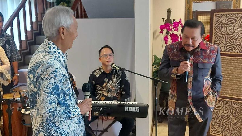 Di ulang tahun ke-53 pernikahan Guntur Soekarno (kiri) dan Henny Guntur Soekarno, Sabtu (11/3/2023), di kediaman Guntur di Jakarta, mantan Kepala BIN AM Hendropriyono (kanan) didaulat menyumbangkan nyanyian. Guntur dan istrinya, Henny, kemudian berdansa. 