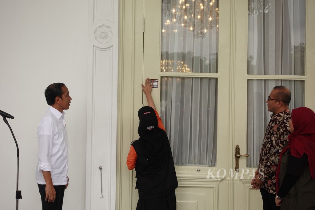 Presiden Joko Widodo mengikuti kegiatan pencocokan dan penelitian data pemilih untuk Pemilu 2024 di Istana Merdeka, Jakarta, Selasa (14/3/2023). Stiker tanda bukti pencocokan dan penelitian data pemilih Pemilu 2024 yang ditandatangani Joko Widodo dan Pantarlih pun kemudian ditempel di pintu Istana Merdeka.