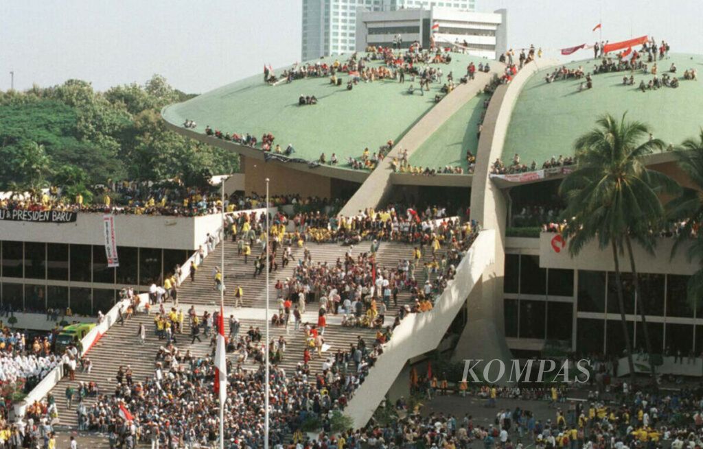 Mahasiswa se-Jakarta, Bogor, Tangerang, dan Bekasi mendatangi Gedung MPR/DPR, Mei 1998, menuntut reformasi dan pengunduran diri Presiden Soeharto. Sebagian mahasiswa melakukan aksi duduk di atap Gedung MPR/DPR. 