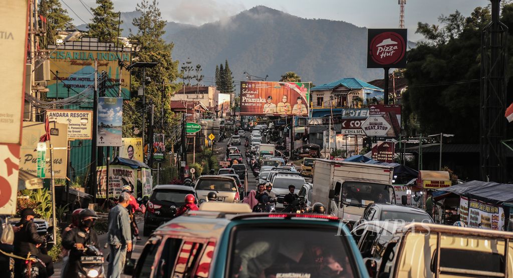 Situasi di Jalan Raya Puncak di Cisarua, Kabupaten Bogor, Jawa Barat (2/3/2022). Puncak hingga saat ini menjadi salah satu primadona wisata bagi warga Jabodetabek. Bahkan di masa pandemi yang masih berlangsung, kawasan Puncak sering mengalami kepadatan pengunjung yang berwisata, terutama ketika libur panjang akhir pekan. 