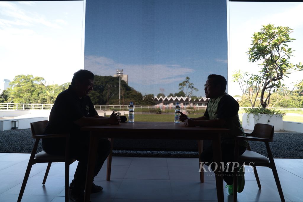 Ketua Umum Partai Golkar Airlangga Hartarto (kiri) bertemu dengan Ketua Umum Partai Kebangkitan Bangsa (PKB) Muhaimin Iskandar di kawasan Gelora Bung Karno, Jakarta, Jumat (10/2/2023).