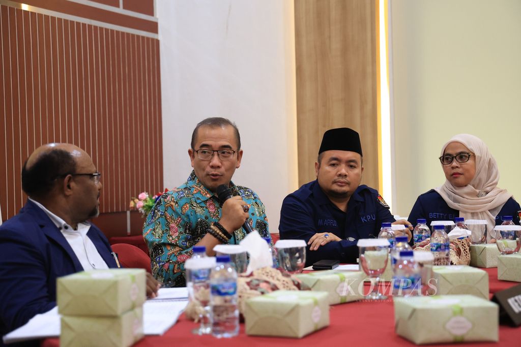Ketua Komisi Pemilihan Umum (KPU) Hasyim Asyari(dua dsri kiri) didampingi anggota KPU Mochammad Afifudin (dua dari kanan) dan Betty Epsilon Idroos (kanan) menemui Ketua Majelis Rakyat Papua (MRP) Timotius Murib saat audiensi di Gedung KPU, Jakarta, Selasa (2/8/2022). MRP beraudiensi dengan KPU membahas kejelasan pemilu di daerah otonomi baru Papua.