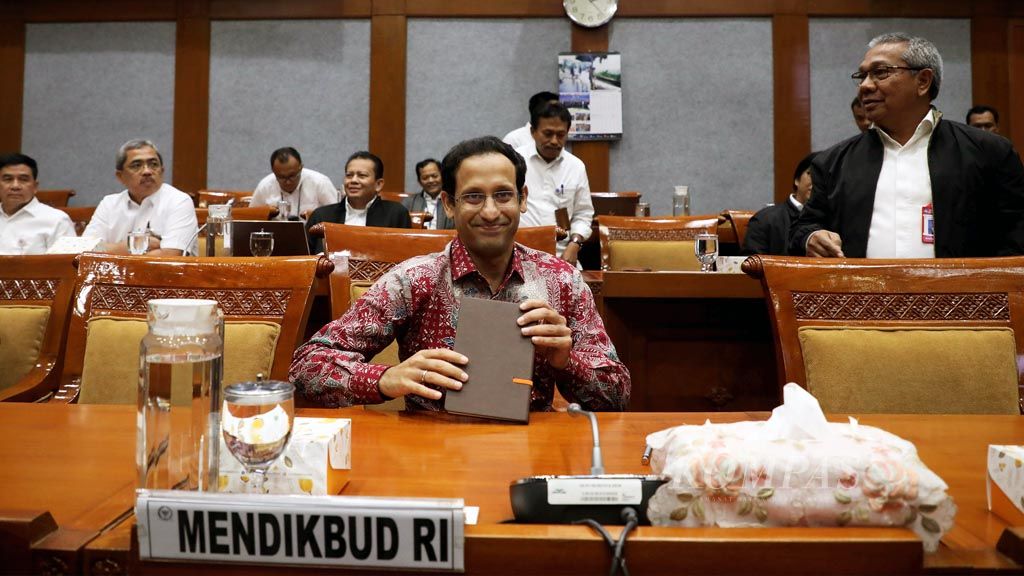 https://assetd.kompas.id/ipYcH3WGhqZeGT2v7Uk36_25Flg=/1024x576/filters:watermark(https://cdn-content.kompas.id/umum/kompas_main_logo.png,-16p,-13p,0)/https%3A%2F%2Fkompas.id%2Fwp-content%2Fuploads%2F2019%2F12%2F20191213_ENGLISH-TAJUK-1-UJIAN-NASIONAL_A_web_1576249707.jpg