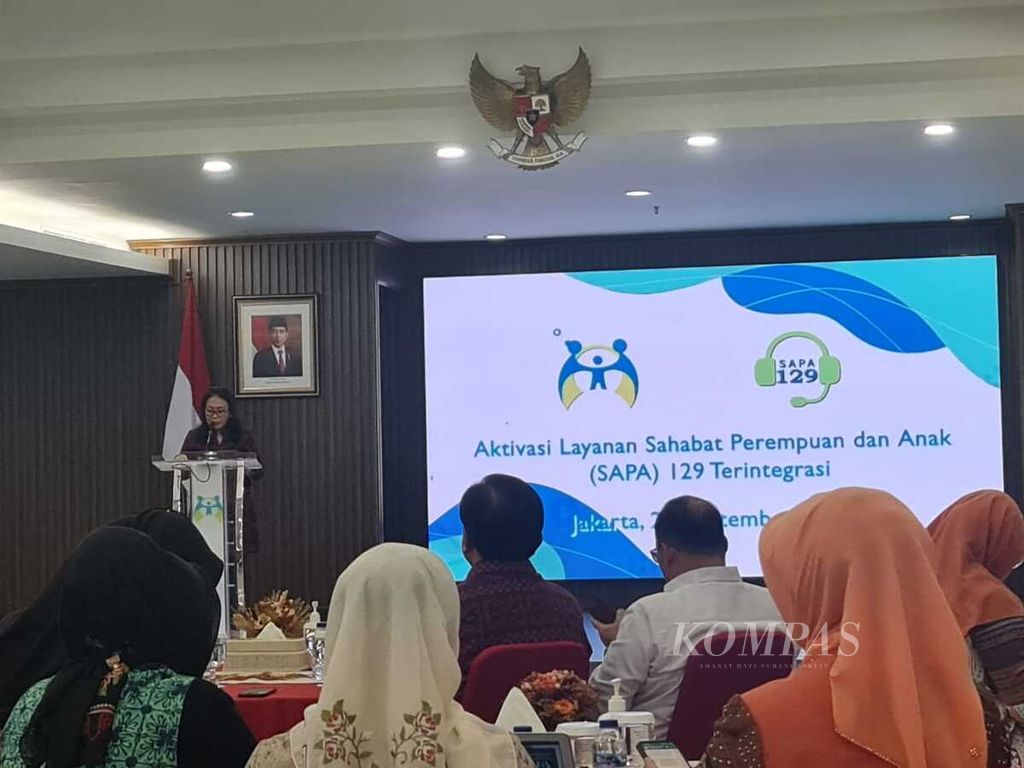 Menteri PPPA I Gusti Ayu Bintang Darmawati menyampaikan sambutan pada acara Aktivasi Layanan SAPA 129 Terintegrasi di Kantor Kementerian PPPA, Kamis (21/9/2023). Layanan SAPA 129 yang dihadirkan Kementerian PPPA sejak 2021 merupakan <i>contact center</i> pengaduan khusus perempuan dan anak yang dapat diakses oleh masyarakat kapan pun dan di mana pun. 