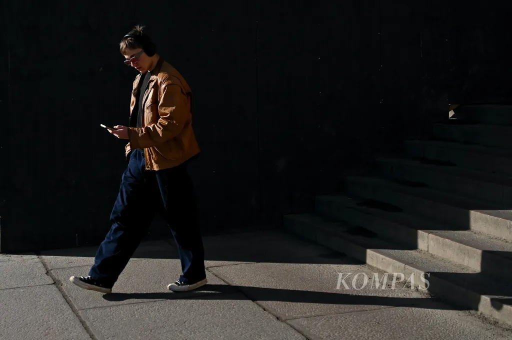 A resident passes by the main station in Helsinki, Finland, on Monday (14/4/2025). Finland is among the countries with the highest literacy rates in the world, making it less susceptible to provocation by false news.