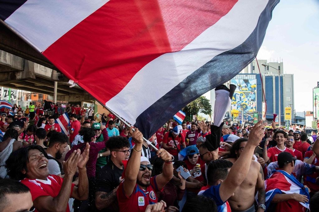 Warga Kosta Rika merayakan kemenangan tim nasional Kosta Rika atas Jepang pada laga Grup E Piala Dunia Qatar 2022, di San Jose, Kosta Rika, 27 November 2022.
