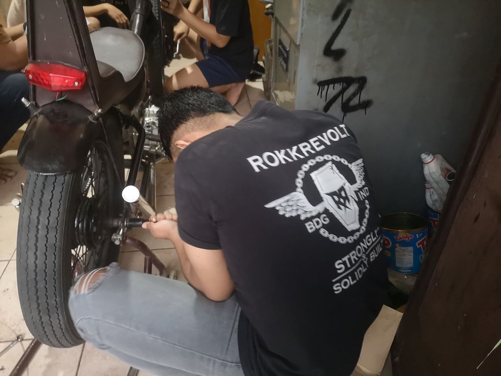 Anak-anak yang berhadapan dengan hukum menjalani rehabilitasi di rumah aman Yayasan Bahtera, Kota Bandung, Jawa Barat, Rabu (18/1/2023). Selain mendapat konseling, mereka juga memperoleh pelatihan keterampilan menjadi mekanik sepeda motor.