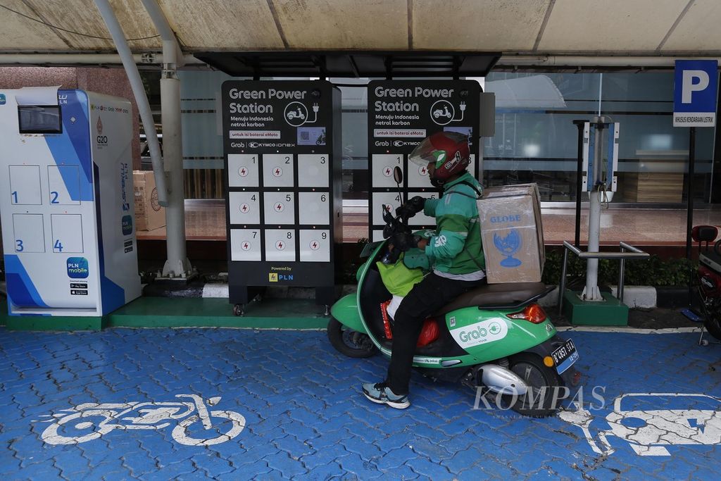 Pengojek daring menukar baterai motor listriknya di stasiun pengisian kendaraan listrik umum (SPKLU) di Kantor PT Perusahaan Listrik Negara (Persero), Gambir, Jakarta, Selasa (18/10/2022). Tahun ini PLN menargetkan membangun 110 unit SPKLU untuk melengkapi 250 unit SPKLU yang telah terbangun tahun lalu. Infrastruktur itu diperlukan untuk mendukung percepatan pengembangan kendaraan bermotor listrik berbasis baterai. 