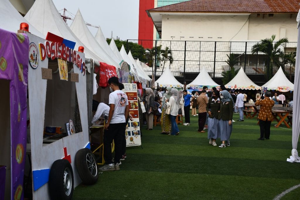Suasana kegiatan <i>market day </i>ELDEST yang digelar di SMA Labschool Rawamangun Jakarta, Jumat (13/1/2023). Program ini untuk memupuk dan membangun kecakapan kewirausahaan siswa sejak SMA. Kegiatan tahunan ini bersifat wajib bagi seluruh siswa Kelas XII di SMA Labschool Jakarta, sejak tahun 2011.