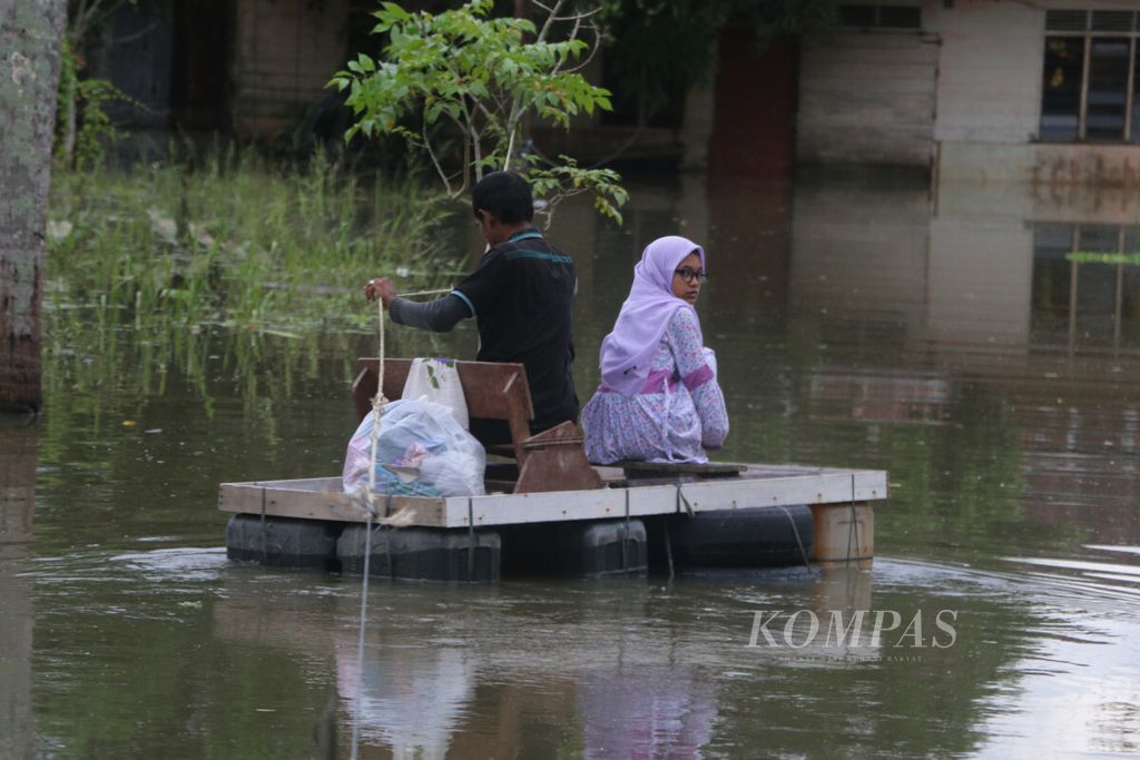Warga Kota Lhoksukon, Kabupaten Aceh Utara, menerobos banjir yang menggenangi permukiman pada Desember 2017. Pemprov Aceh meningkatkan kesiapsiagaan terhadap bencana.