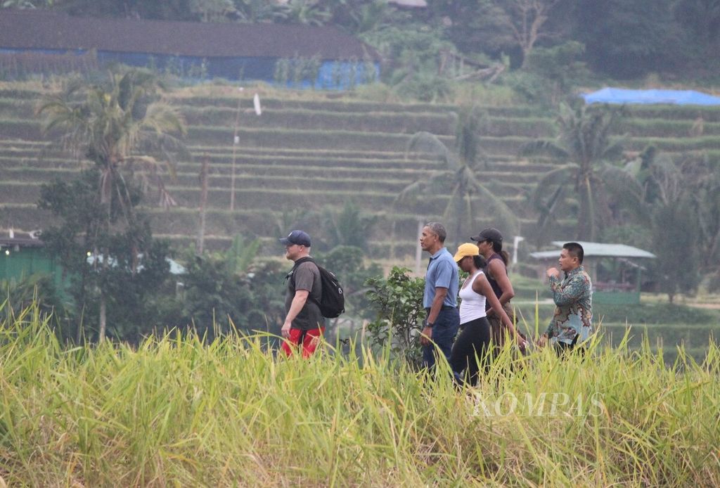 Presiden Amerika Serikat ke-44 Barack Obama bersama rombongannya mengunjungi Subak Jatiluwih, Tabanan, Bali, Minggu (25/6). Obama bersama keluarga dan rombongannya berlibur di Bali sejak Jumat (23/6).