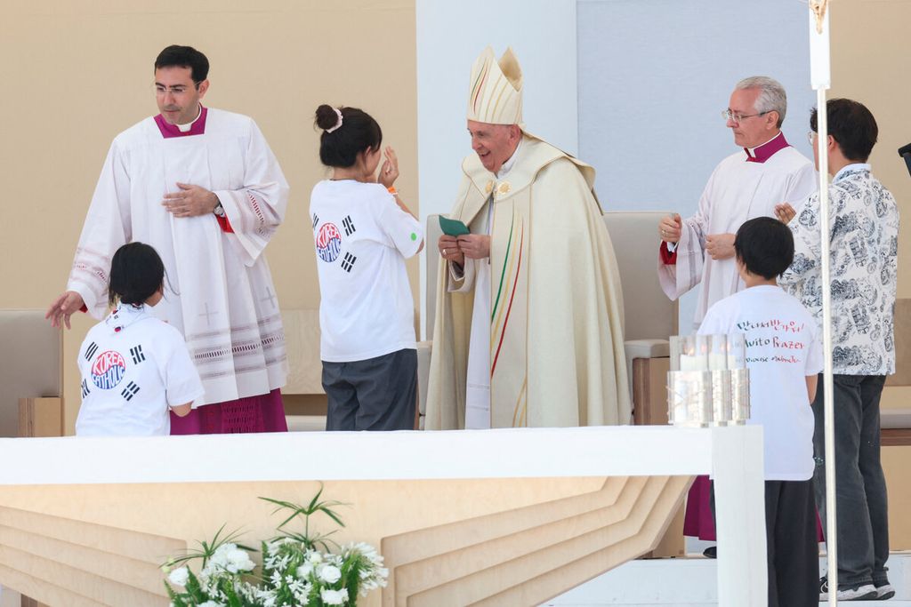 Paus Fransiskus menyapa remaja dan anak-anak dari Korea Selatan pada saat misa penutupan Hari Orang Muda Sedunia di Tejo Park, Lisbon, Portugal (6/8/2023).