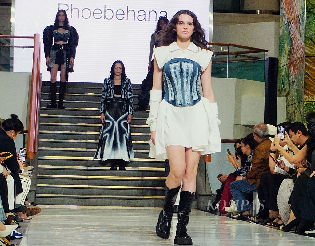 Busana karya Daciadhia Phoebehana 