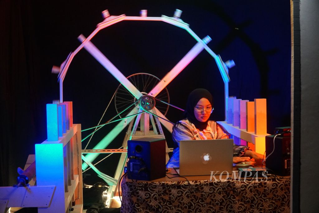 Komposer Rani Jambak menampilkan karya musik Kincia Aia: Malenong (M)ASO di Rumah Gagas, Nagari Lasi, Kecamatan Candung, Agam, Sumatera Barat, Jumat (22/7/2022) malam. Karya musik eksperimental itu terinspirasi dari teknologi<i> kincia aia</i> atau kincir air Minangkabau yang setidaknya sudah ada sejak 204 tahun silam.