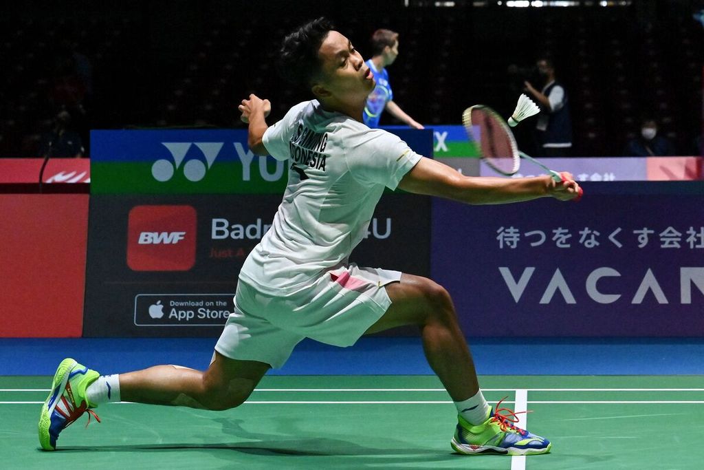 Anthony Sinisuka Ginting memukul kok saat melawan pebulu tangkis Brasil, Ygor Coelho, pada laga babak pertama nomor tunggal putra Kejuaraan Dunia Bulu Tangkis 2022 di Tokyo Metropolitan Gymnasium, Tokyo, Jepang, Senin (22/8/2022). Anthony sempat kehilangan gim pertama sebelum bisa mengalahkan Coelho.