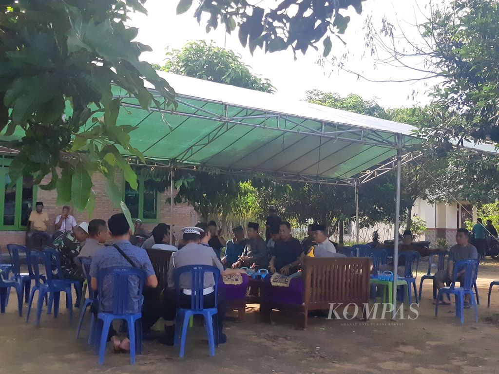 Suasana rumah keluarga Salam (35), warga yang tewas tertembak peluru yang dilepaskan anggota DPRD Lampung Tengah, di Kampung Mataram Ilir, Kecamatan Seputih Surabaya, Lampung Tengah, Minggu (7/7/2024) sore.
