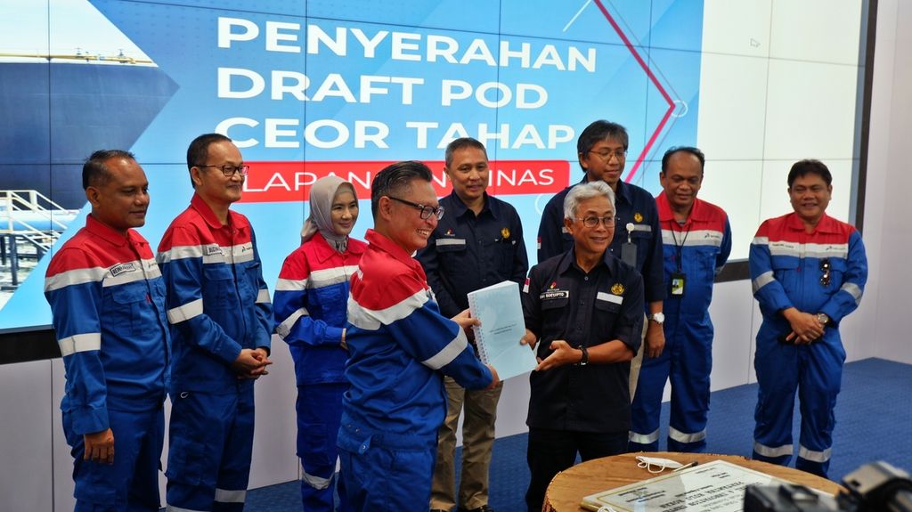 Direktur Utama PT Pertamina Hulu Rokan Jaffee A Suardin (kiri) menyerahkan Rancangan Draft Chemical EOR Tahap I kepada Kepala Satuan Kerja Khusus Pelaksana Kegiatan Usaha Hulu Minyak dan Gas Bumi (SKK Migas) Dwi Soetijpto di Digital & Innovation Center (DICE) Pertamina Hulu Rokan, Pekanbaru, Riau, Senin (8/8/2022).