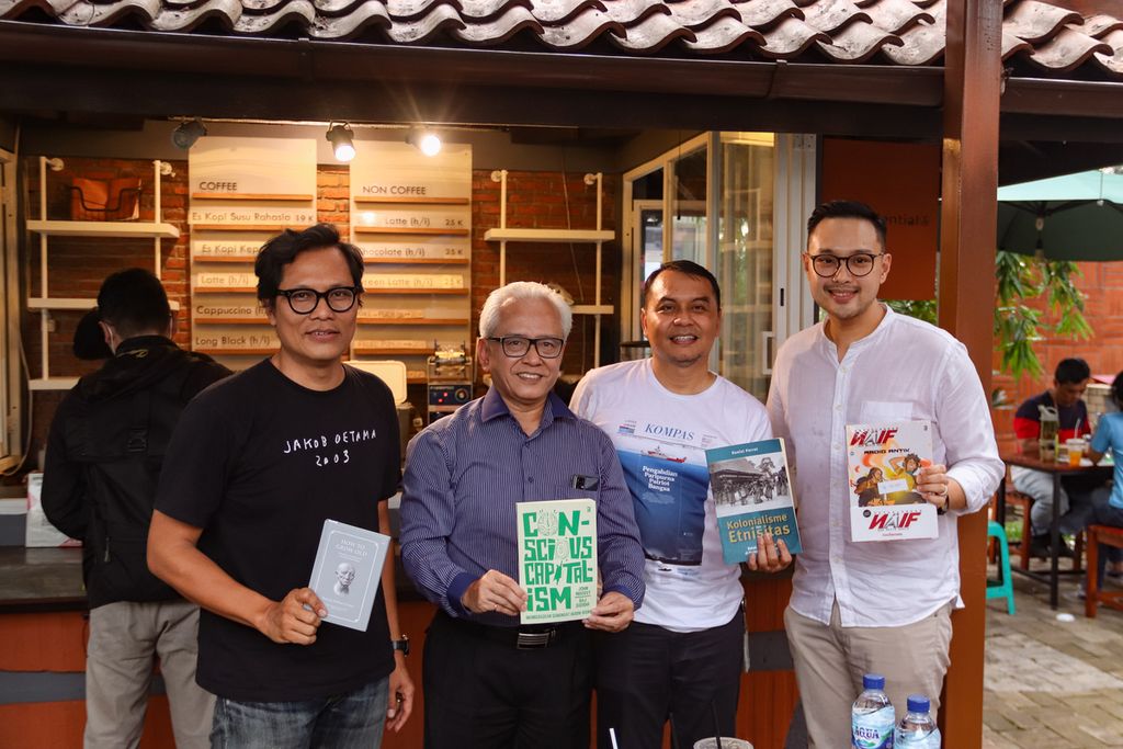 Para pembicara sedang berfoto di acara Bincang Sore pada kegiatan ”Palmerah, Yuk!” yang diadakan di Bentara Budaya, Palmerah, Jakarta Selatan, Jumat (14/10/2022)
