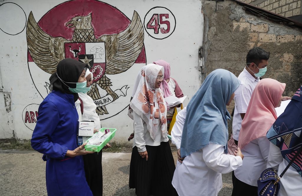 Petugas dari Dinas Kesehatan Kota Depok dan Puskesmas Cinere melakukan pengecekan dan investigasi lapangan terkait laporan penyakit hepatitis A yang menyerang warga di RT 001 dan RT 002 RW 001, Cinere, Depok, Jawa Barat, Rabu (28/8/2019). 