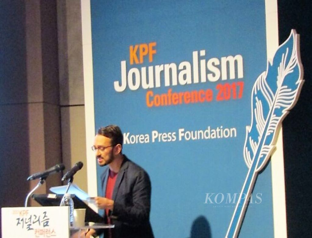 Editor suratkabar The New York Times Tim Herrera, (14/11/2017), tengah memaparkan format pemberitaan inovatif, Jurnalisme Pelayanan, yang menurutnya juga menjadi salah satu andalan untuk menarik pembaca muda terutama yang bersedia berlangganan.
