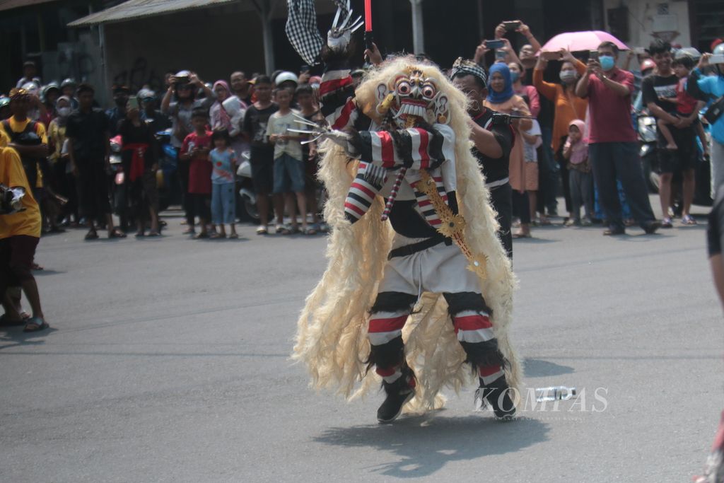 Pawai ini digelar sehari menjelang perayaan hari Raya Nyepi.