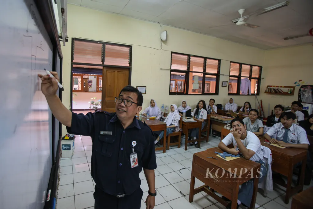 Guru mengajarkan teori musik Betawi kepada siswany di SMKN 57 Jakarta, Selasa (17/6/2025). SMKN 57 memiliki seni Karawitan Betawi yang menjadi salah satu kejuruan yang dapat dipilih siswa. Kesenian Betawi menjadi salah satu jurusan jadi upaya pemerintah untuk mengenalkan dan menciptakan bibit baru pelaku seni Betawi. Mengintegrasikan budaya lokal ke dunia pendidikan tidak hanya soal mempertahankan tradisi, melainkan juga soal mengajarkan nilai-nilai identitas.

KOMPAS/FAKHRI FADLURROHMAN (FAK)
17-06-2025