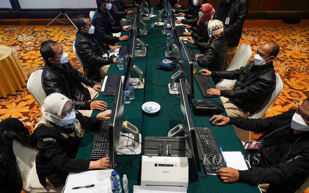 Salah satu kelompok petugas KPU melakukan verifikasi administrasi dokumen persyaratan partai politik calon peserta Pemilu 2024 di Hotel Borobudur, Jakarta, Minggu (7/8/2022). 