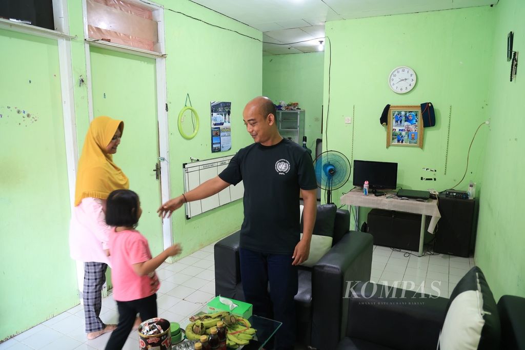 Kopda Niki Lauda Marines bersama keluarganya tinggal di rumah dinas TNI AL di Desa Ciangsana, Gunung Putri, Bogor, Jawa Barat, Sabtu (17/9/2022). 