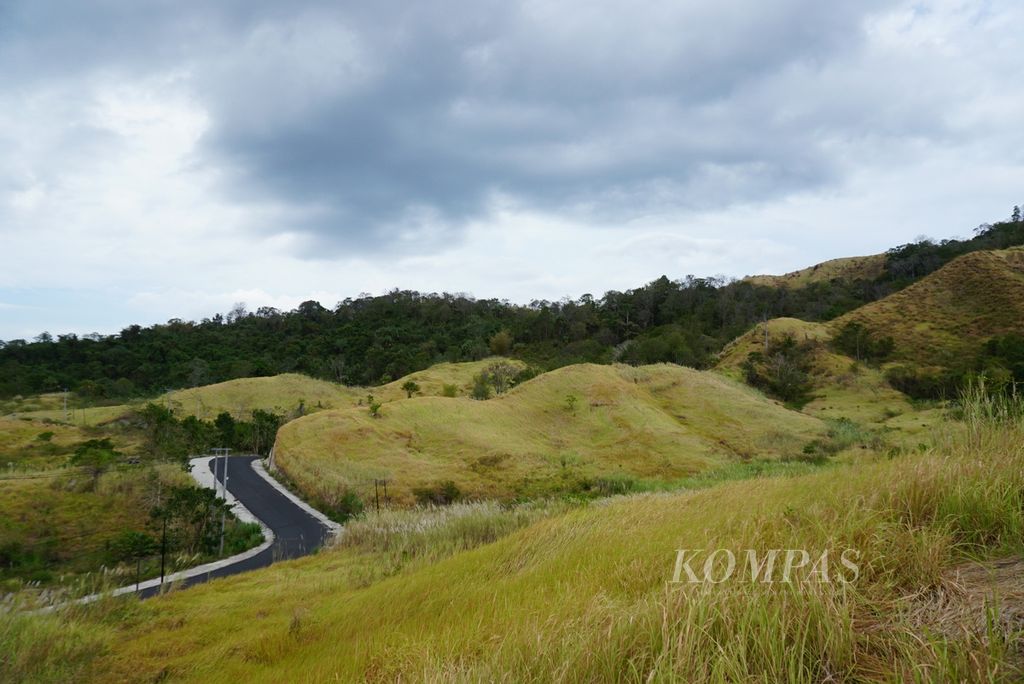Pemandangan dari atas Bukit Larata, salah satu obyek wisata alam di Desa Kinunang, Likupang Timur, Minahasa Utara, Sulawesi Utara, Jumat (15/9/2023). Bukit yang dikelola oleh masyarakat itu diharapkan dapat membawa pemasukan bagi desa seiring dengan adanya Kawasan Ekonomi Khusus (KEK) Pariwisata Likupang seluas 197,4 hektar yang mencakup tiga desa, termasuk Kinunang.