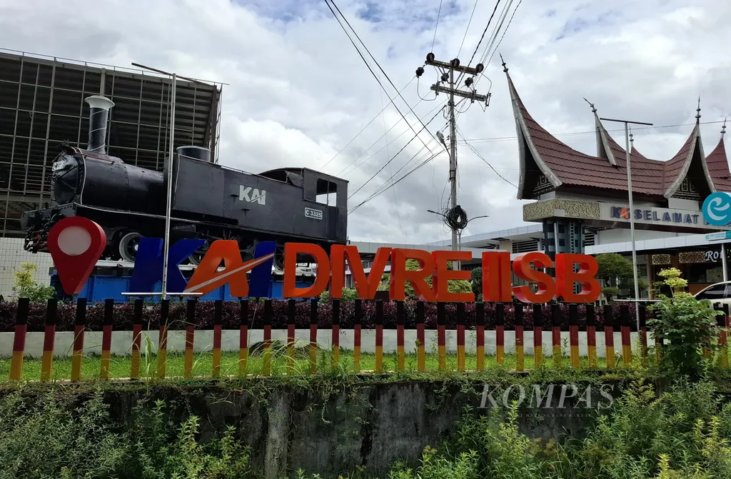 Pintu gerbang Stasiun Padang sekaligus kantor KAI Divre II Sumatera Barat di Padang, Jumat (17/1/2025).
