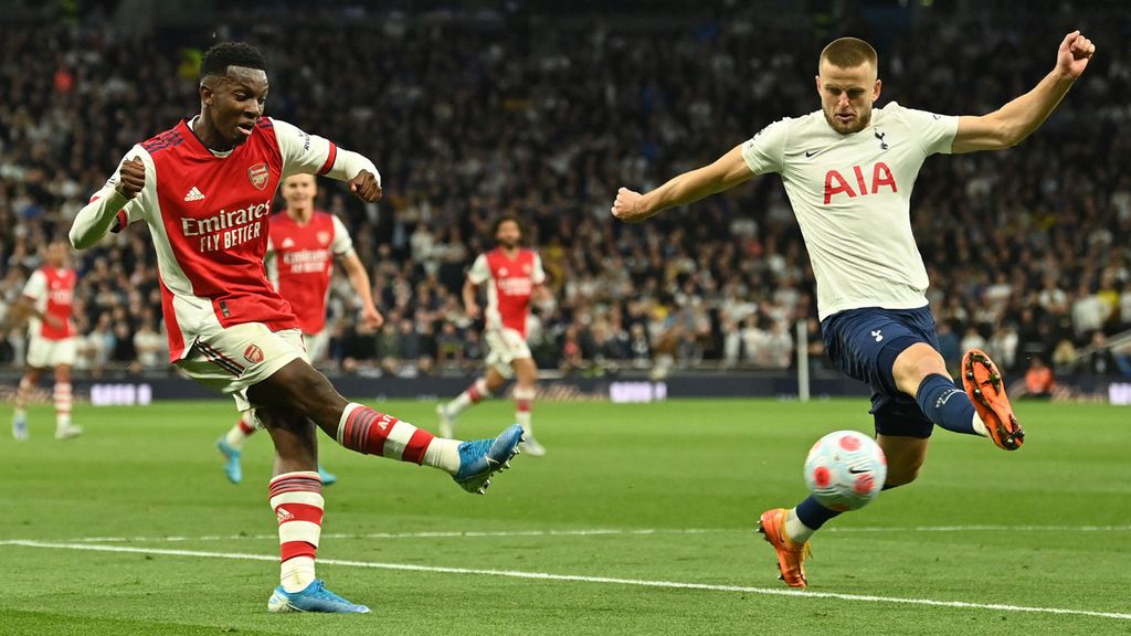Pemain Tottenham Hotspur, Eric Dier (kanan) mencoba menghadang bola tendangan striker Arsenal, Eddie Nketiah saat kedua tim berlaga dalam lanjutan pertandingan Liga Inggris di Stadion Tottenham Hotspur, London, Jumat (13/5/2022) dini hari WIB. Nketiah yang diandalkan pelatih Arsenal Mikel Arteta gagal mencetak gol. Hotspur menang dengan skor 3-0.