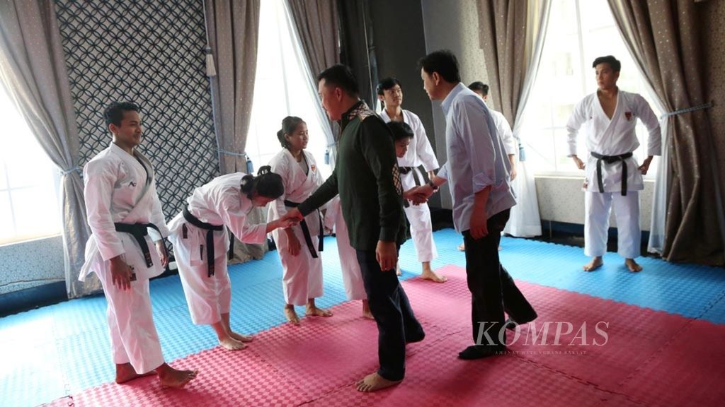 Imam Nahrawi yang saat itu sebagai Menteri Pemuda dan Olahraga menyalami para karateka yang berlatih di pemusatan latihan nasional karate di kawasan Permata Hijau, Jakarta Selatan, Jumat (9/6). Pada kunjungan tersebut, Menpora meminta maaf kepada atlet atas keterlambatan pembayaran honor selama dua bulan.
