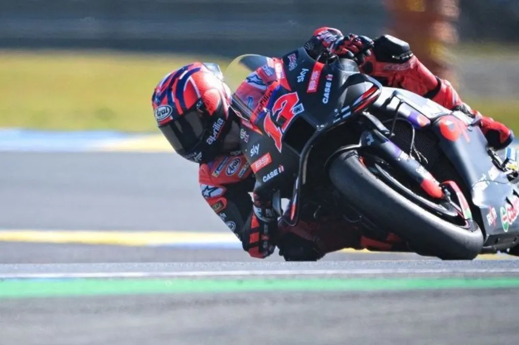 Maverick Vinales kala beraksi bersama tim Aprilia Racing pada MotoGP Perancis di Sirkuit Le Mans, 11 Mei 2024 silam. Terkini, Maverick Vinales menjadi yang tercepat dalam sesi practice MotoGP Jerman 2024 di Sirkuit Sachsenring, 5 Juli 2024. 