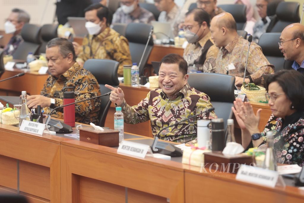 Menteri Keuangan Sri Mulyani Indrawati bersama Menteri Perencanaan Pembagunan Nasional/Kepala Bappenas Suharso Monoarfa (tengah) dan Gubernur Bank Indonesia Perry Warjiyo (kiri) dalam rapat kerja dengan Badan Anggaran DPR di Kompleks Parlemen, Senayan, Jakarta, Selasa (30/5/2023). Rapat membahas rancangan rencana kerja pemerintah serta serta pembicaraan pendahuluan Rancangan Anggaran Pendapatan dan Belanja Negara 2024.