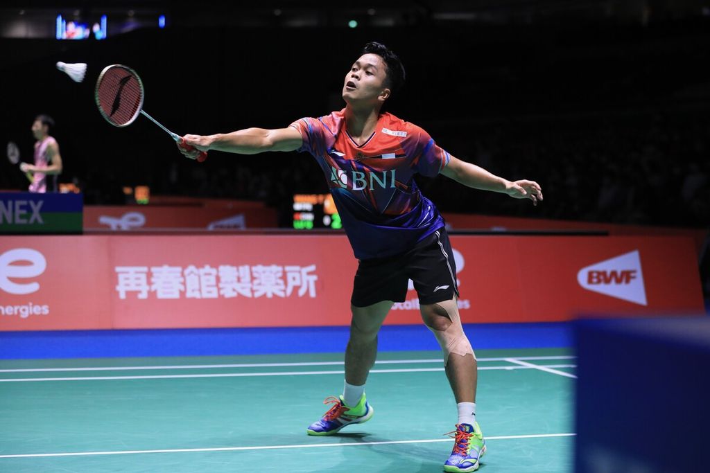 Tunggal putra Indonesia, Anthony Sinisuka Ginting, memukul kok dalam pertandingan babak kedua Kejuaraan Dunia Bulu Tangkis di Tokyo Metropolitan Gymnasium, Selasa (23/8/2022), melawan Georges Julien Paul (Mauritus). Anthony menang 21-10, 21-16.