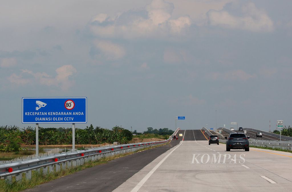 Papan informasi keberadaan kamera pemantau pada ruas Tol Sayung-Demak di Kecamatan Kadilangu, Kabupaten Demak, Jawa Tengah, Senin (21/11/2022). 