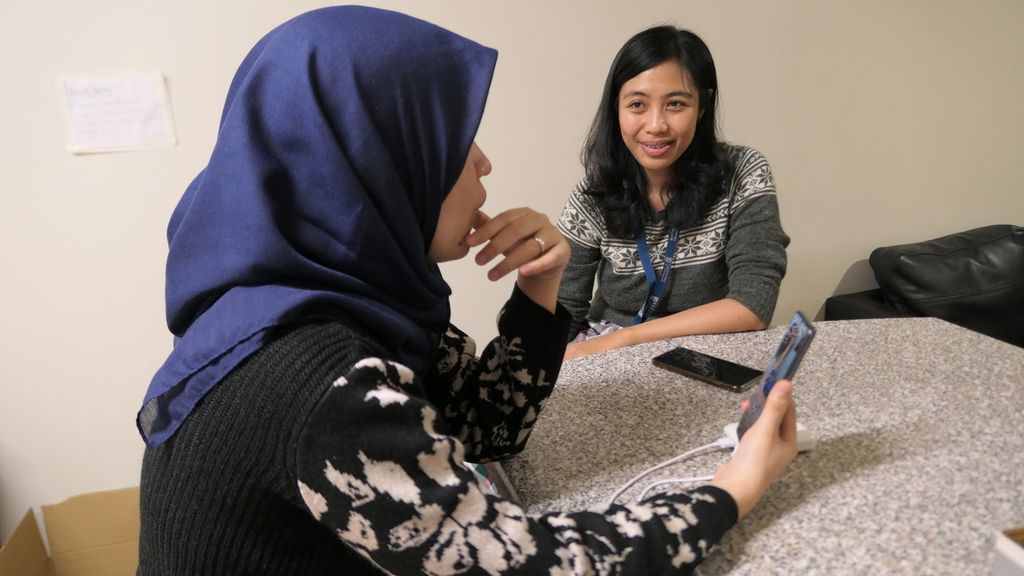 Dewi Norytyas Prihatiningrum (kiri) dan Beatrix Marendeng (kanan) tengah membicarakan kesehatan anak, Senin (20/12/2021). Keduanya merupakan ibu yang tengah menempuh studi Strata-II (S2) di University of Glasgow, Glasgow, Skotlandia.