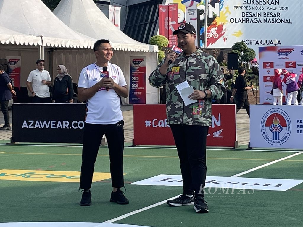 Pendiri sekaligus CEO DBL Indonesia Azrul Ananda (kiri) dan Menteri Pemuda dan Olahraga Dito Ariotedjo dalam peluncuran DBL musim 2023-2024 di Lapangan Plaza Kemenpora, Jakarta, Jumat (14/7/2023).
