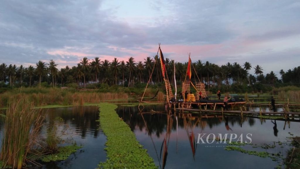https://assetd.kompas.id/jIHvQNlFjOZb32-dxh3y5-f2J04=/1024x576/filters:watermark(https://cdn-content.kompas.id/umum/kompas_main_logo.png,-16p,-13p,0)/https%3A%2F%2Fkompas.id%2Fwp-content%2Fuploads%2F2018%2F09%2F20180901VDL-Suasana-Rano-Bungi-sebelum-Penampilan-di-Panggung-pada-Festival-Bunyi-Bungi-Sigi-e1535795489161-1.jpeg